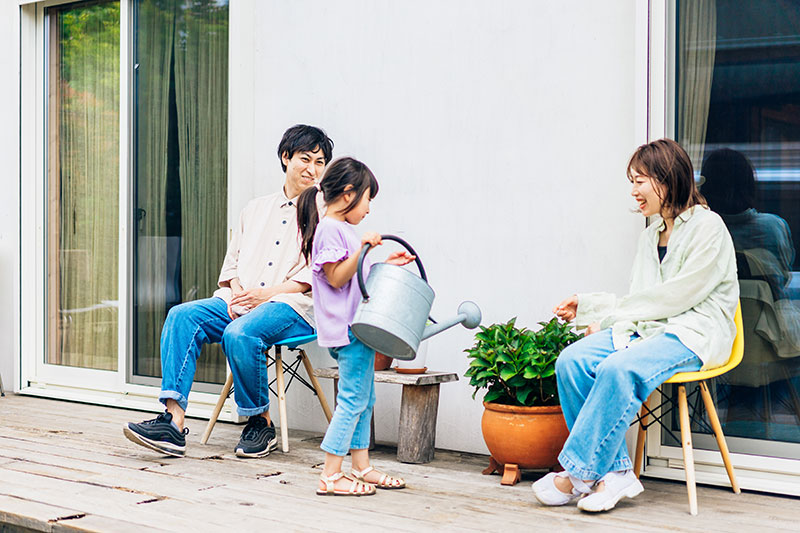 平屋でくつろぐ家族